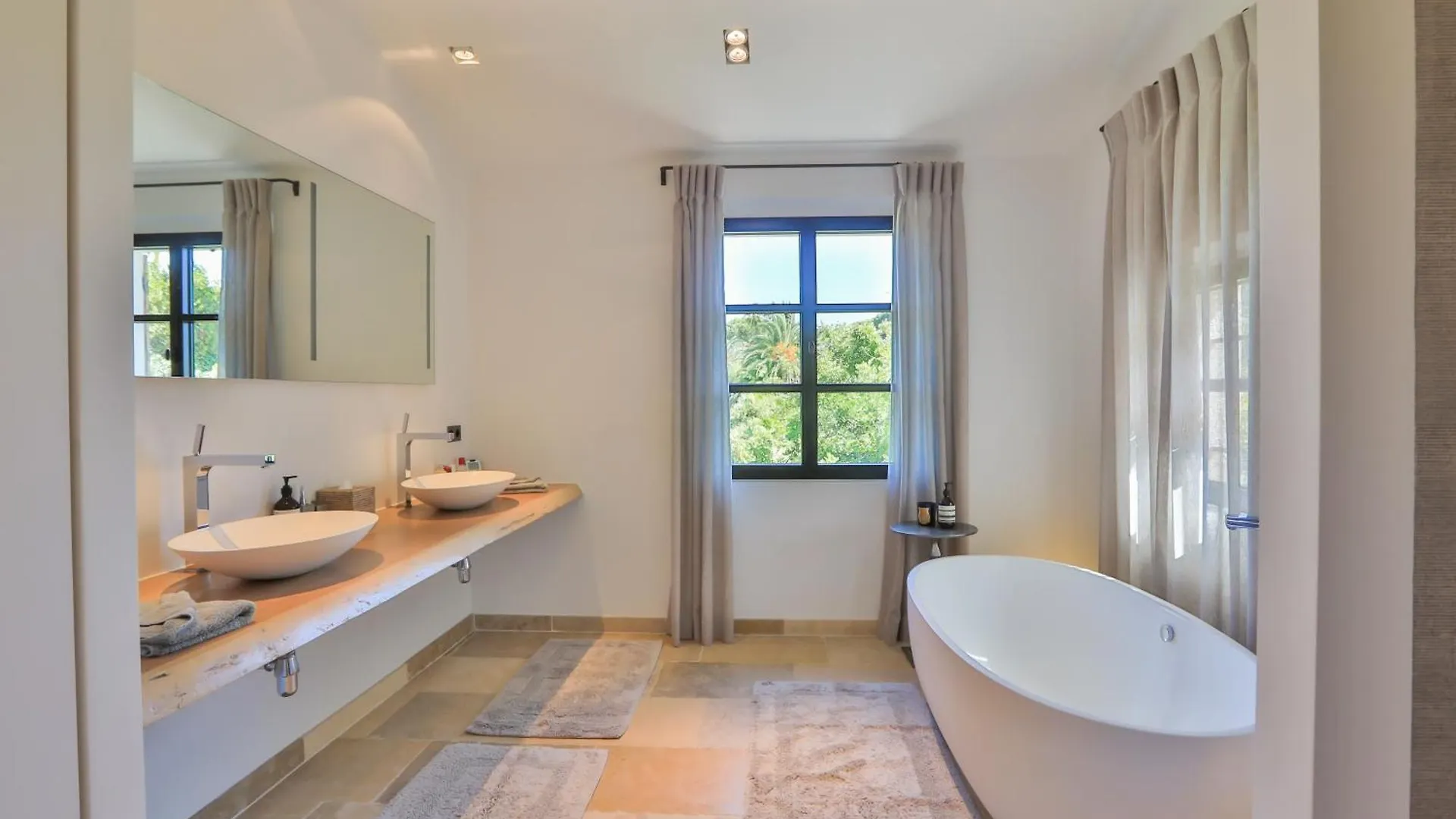 Vyylla Private Resort Saint-Tropez Bed & Breakfast